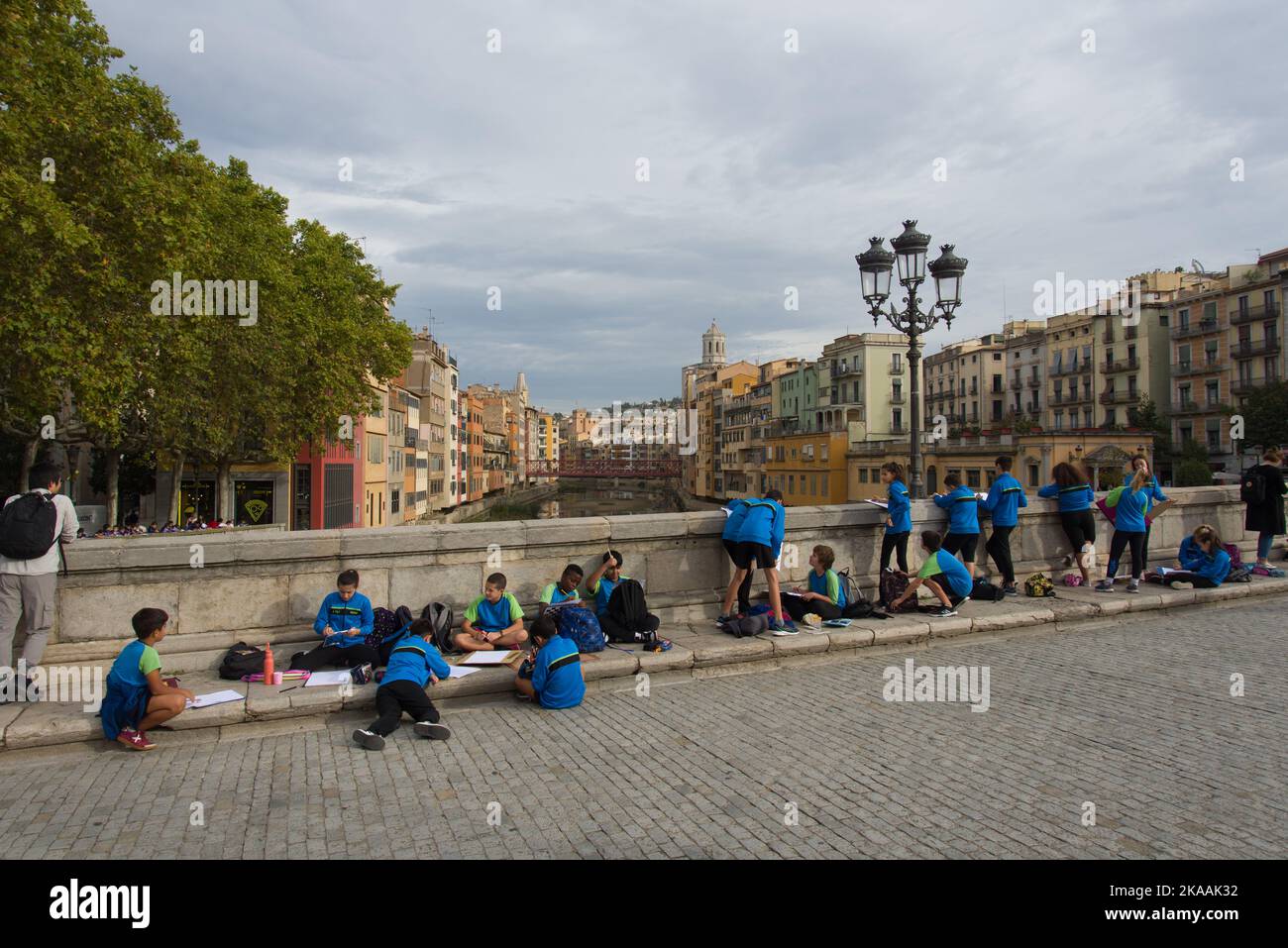Girona, Spain - 21st October 2022 : Shool children sketching on Girona's famous Pont De Pedra bridge Stock Photo