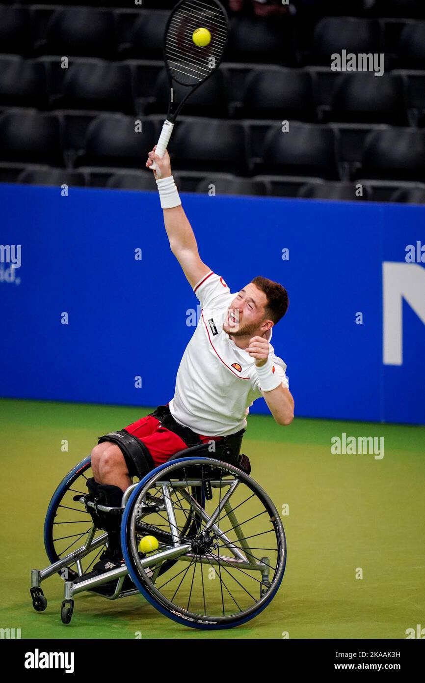 OSS, NETHERLANDS - NOVEMBER 1: Alfie Hewett of Great Britain serves in his men's singles match against Tokito Oda of Japan during Day 3 of the 2022 ITF Wheelchair Tennis Masters at Sportcentrum de Rusheuvel on November 1, 2022 in Oss, Netherlands (Photo by Rene Nijhuis/Orange Pictures) Stock Photo