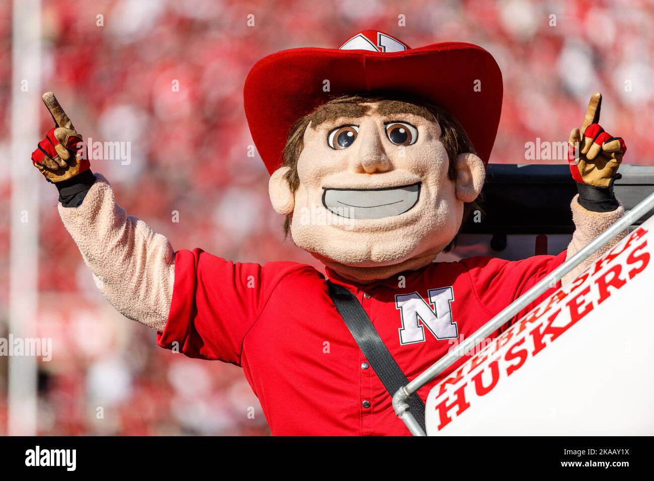 Lincoln, NE. U.S. 29th Oct, 2022. Nebraska Cornhuskers mascot Herbie Husker gets the fans going during a NCAA Division 1 football game between Illinois Fighting Illini and the Nebraska Cornhuskers at Memorial Stadium in Lincoln, NE. Illinois won 26-9.Attendance: 86,691.387th consecutive sellout.Michael Spomer/Cal Sport Media/Alamy Live News Stock Photo