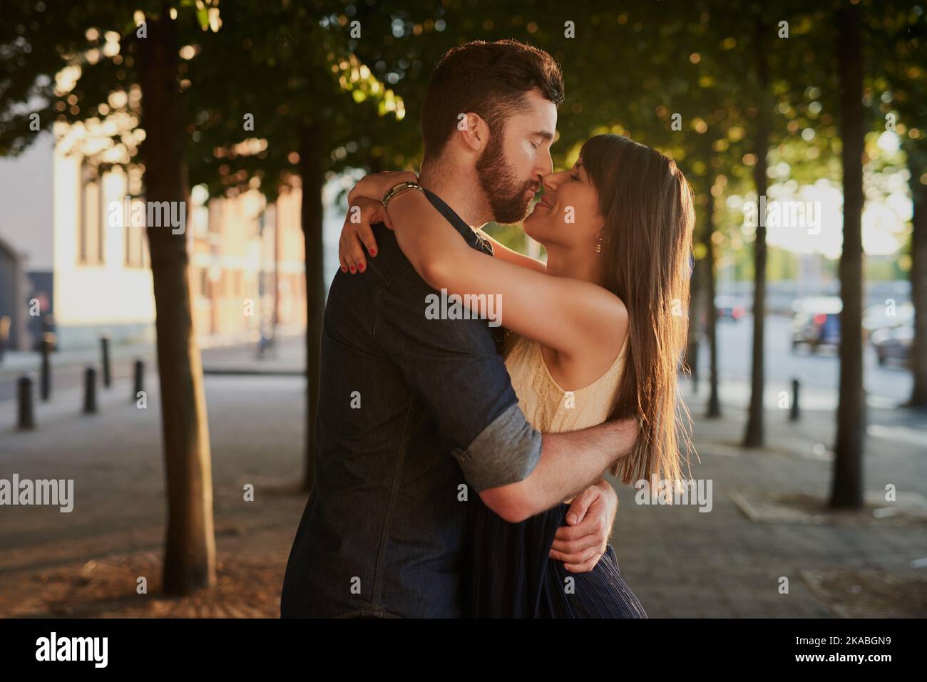Romantic date kissing hi-res stock photography and images - Alamy