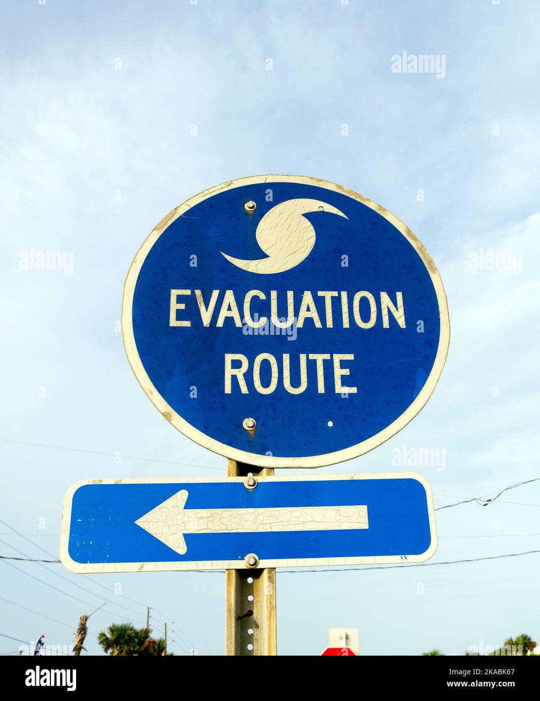 Streetsign Emergency Route In Eastpoint Stock Photo - Alamy