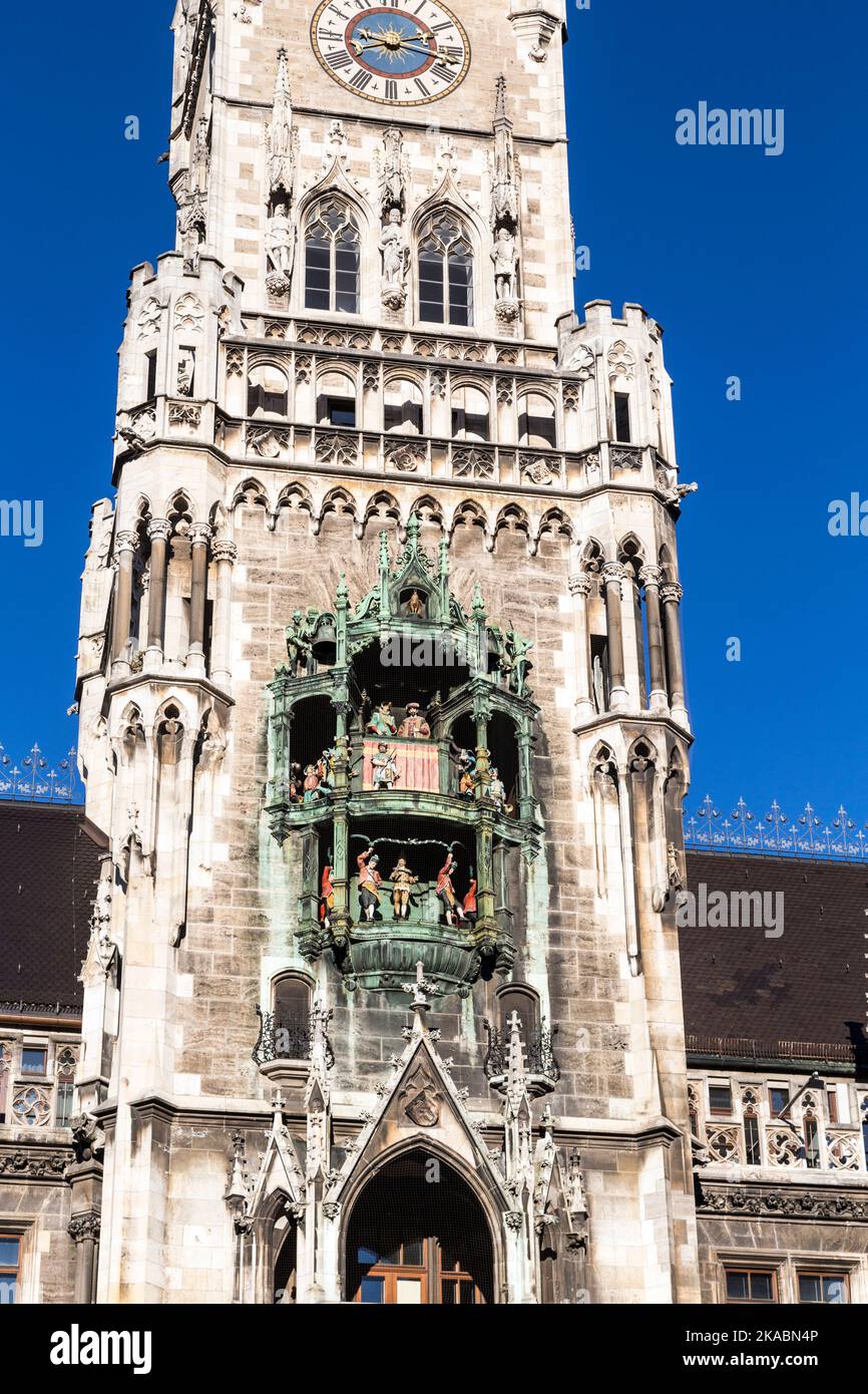 Glockenspiel on the famous Munich city hall Stock Photo Alamy