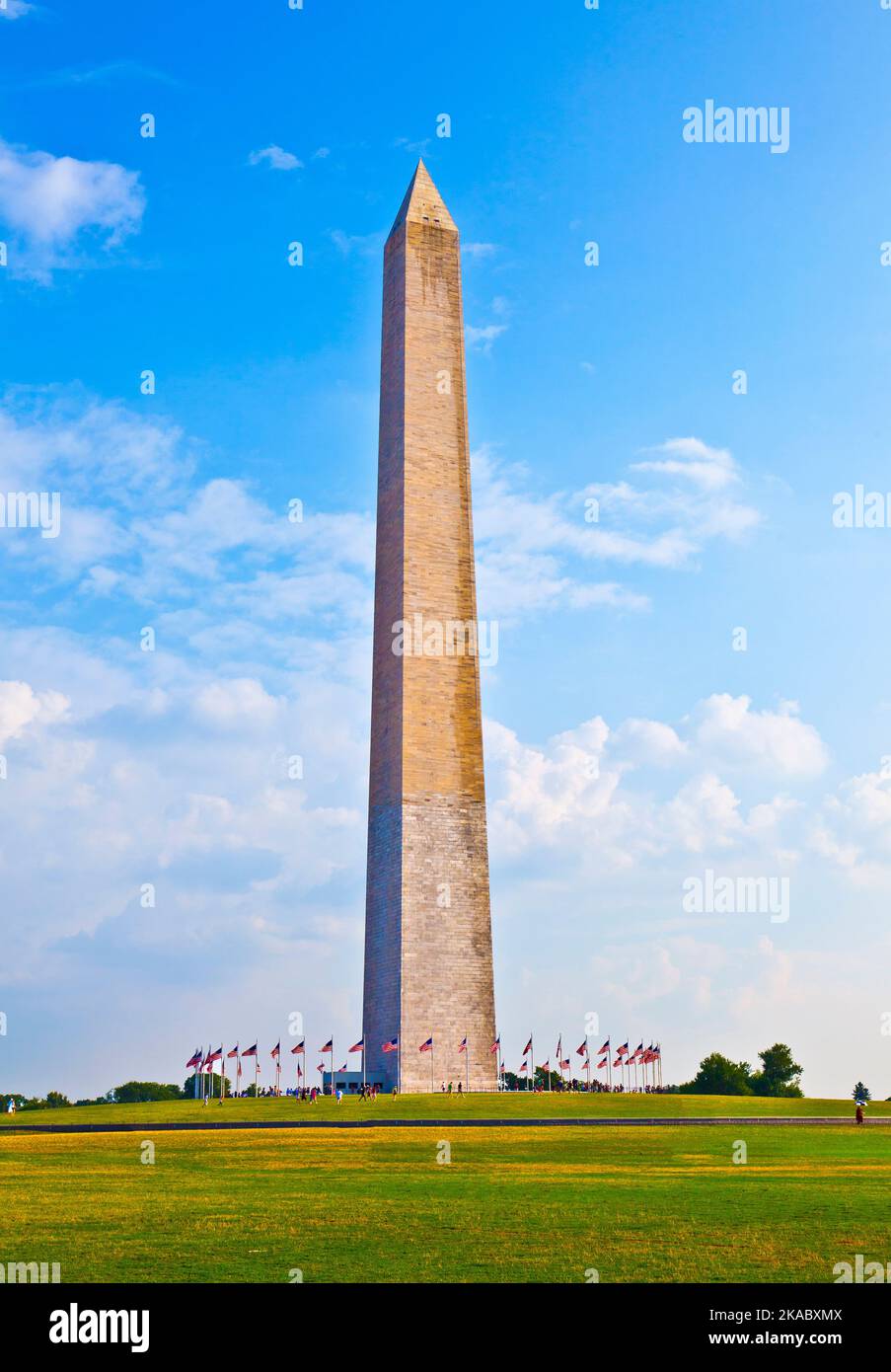 famous Washington monument under blue sky Stock Photo - Alamy