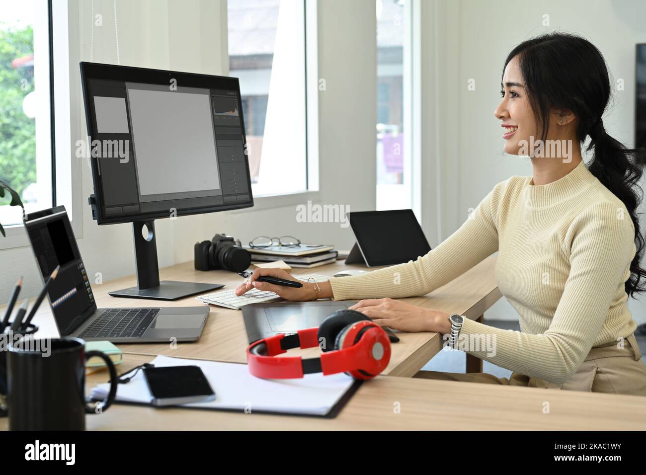Female editor working photos hi-res stock photography and images - Alamy