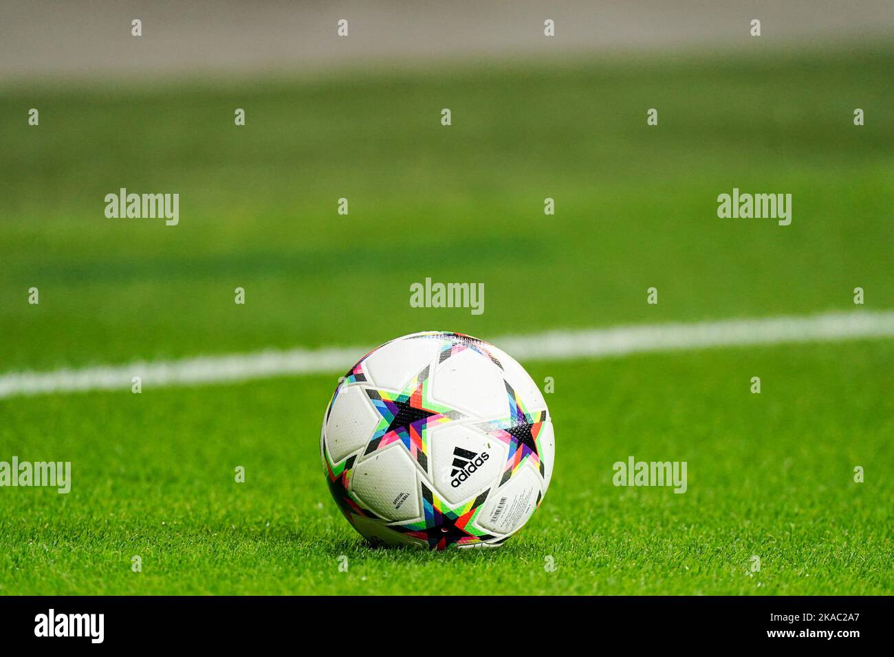 Stol blotte Saga Adidas champions league orange football hi-res stock photography and images  - Alamy