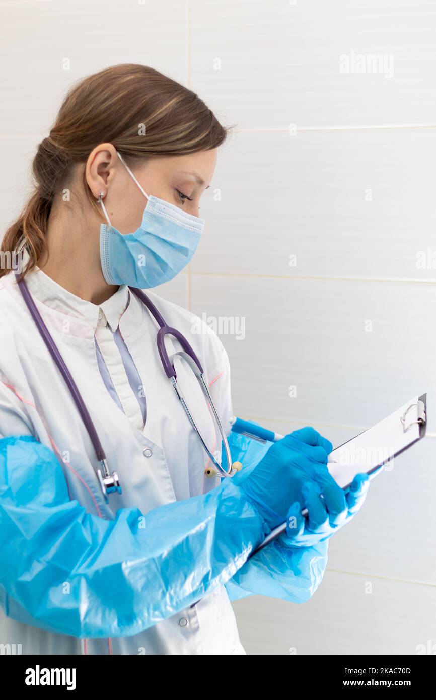 Hospital gown woman hi-res stock photography and images - Alamy
