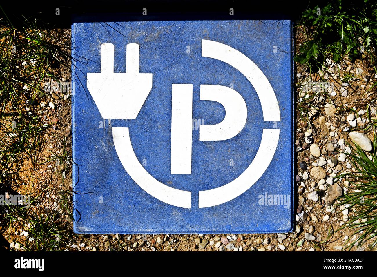 Parkplatz an einer Ladesäule für Elektroautos, Symbolfoto Elektromobilität Stock Photo