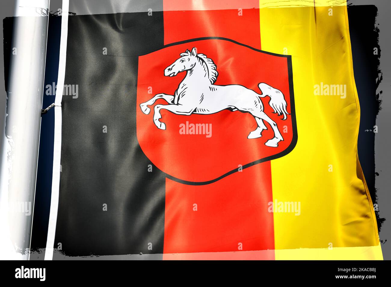 Wehende Landesflagge vom deutschen Bundesland Niedersachsen, Symbolfoto Landtagswahl Stock Photo