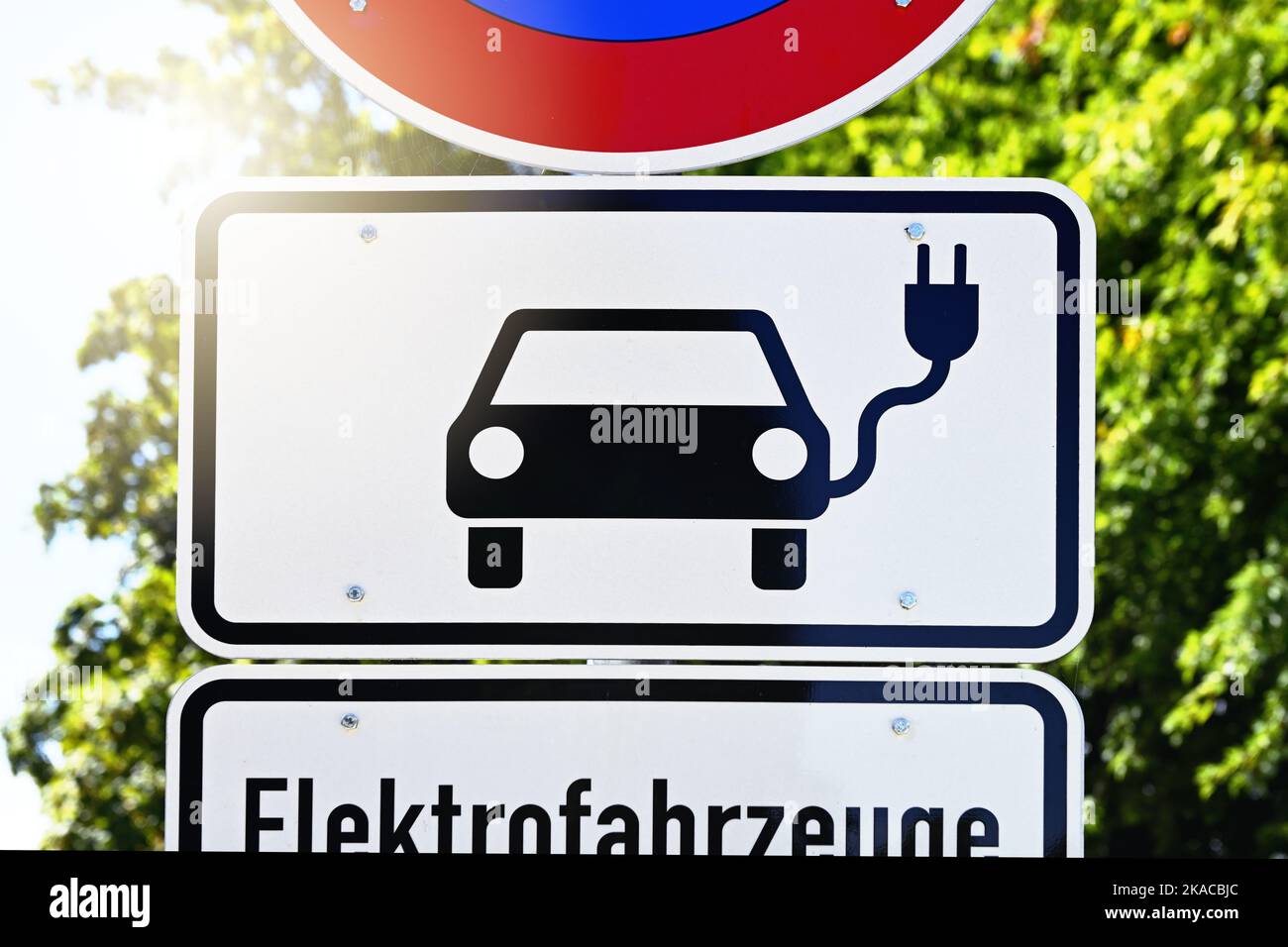 Schild an einer Ladesäule für Elektroautos, Symbolfoto Elektromobilität Stock Photo