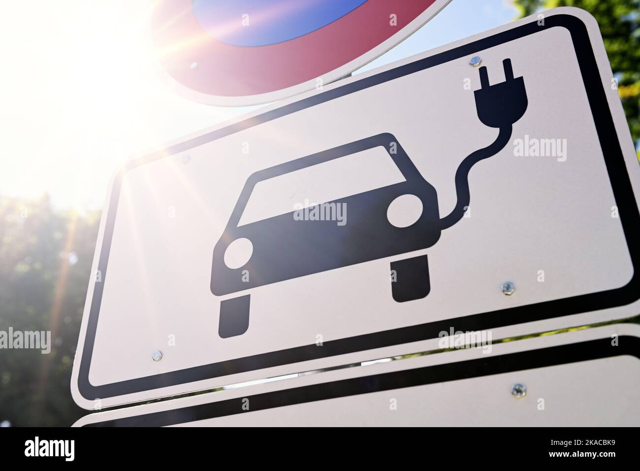 Schild an einer Ladesäule für Elektroautos, Symbolfoto Elektromobilität Stock Photo