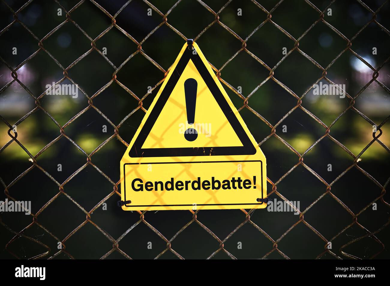 FOTOMONTAGE, Gefahrenschild mit Aufschrift Genderdebatte Stock Photo