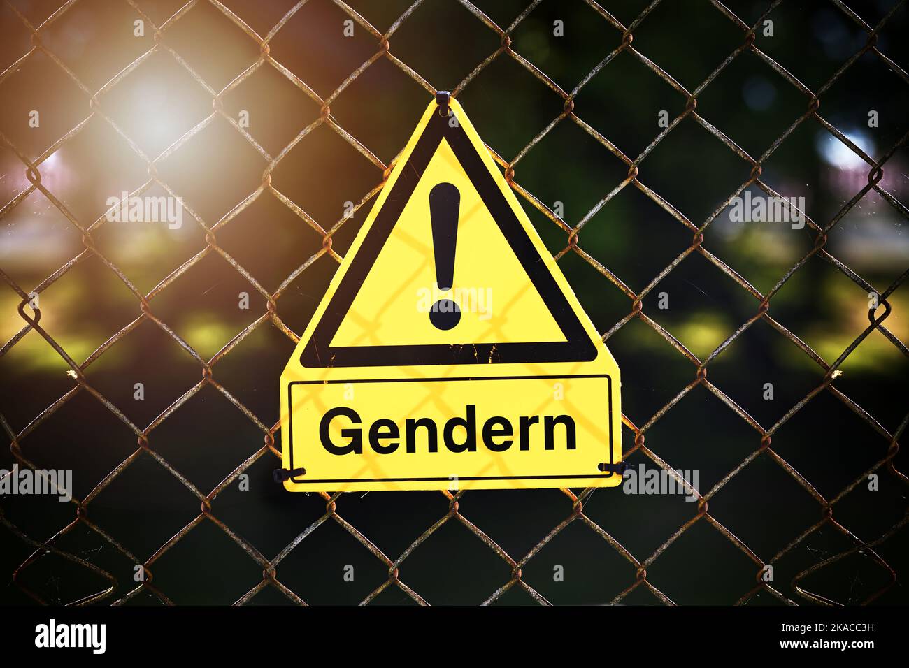 FOTOMONTAGE, Gefahrenschild mit Aufschrift Gendern, Symbolfoto Gendersprache Stock Photo