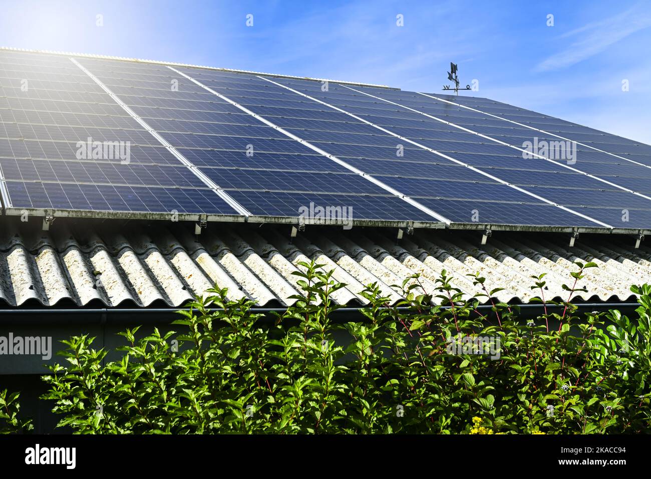 Solaranlage auf einem Dach Stock Photo Alamy