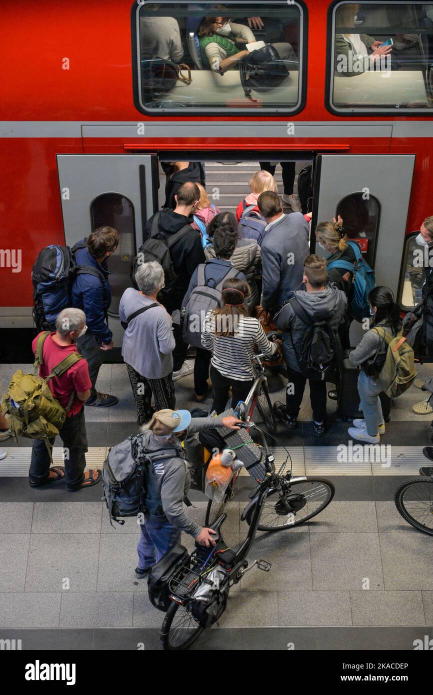Passagiere, Bahnsteig, Regionalexpress, Hauptbahnhof, Berlin, Deutschland Stock Photo