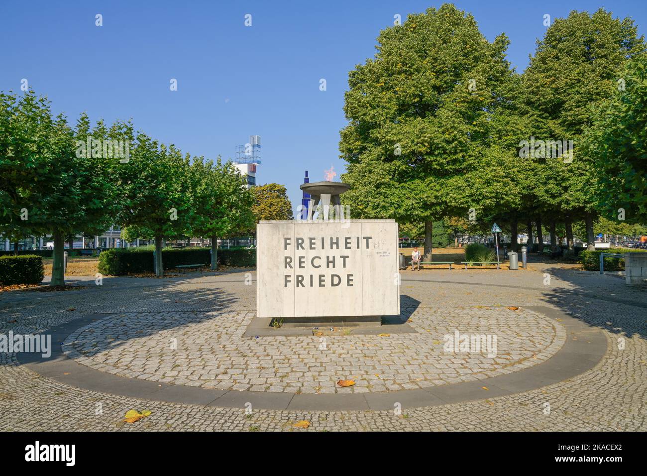 Ewige Flamme, Denkmal gegen Vertreibung, TheodorHeussPlatz, Westend