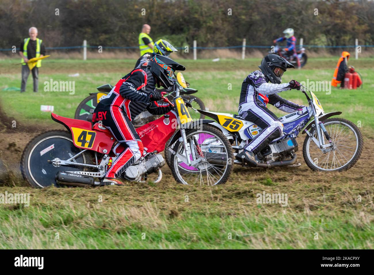 500cc solo class riders racing in grasstrack motorcycle race. Donut Meeting event organised by Southend & District Motorcycle Club. William Thurlby 47 Stock Photo
