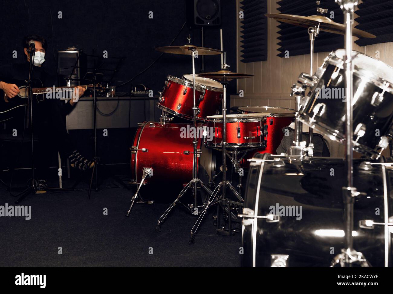 Shiny silver drums equipment close up. Drumkit Stock Photo Alamy