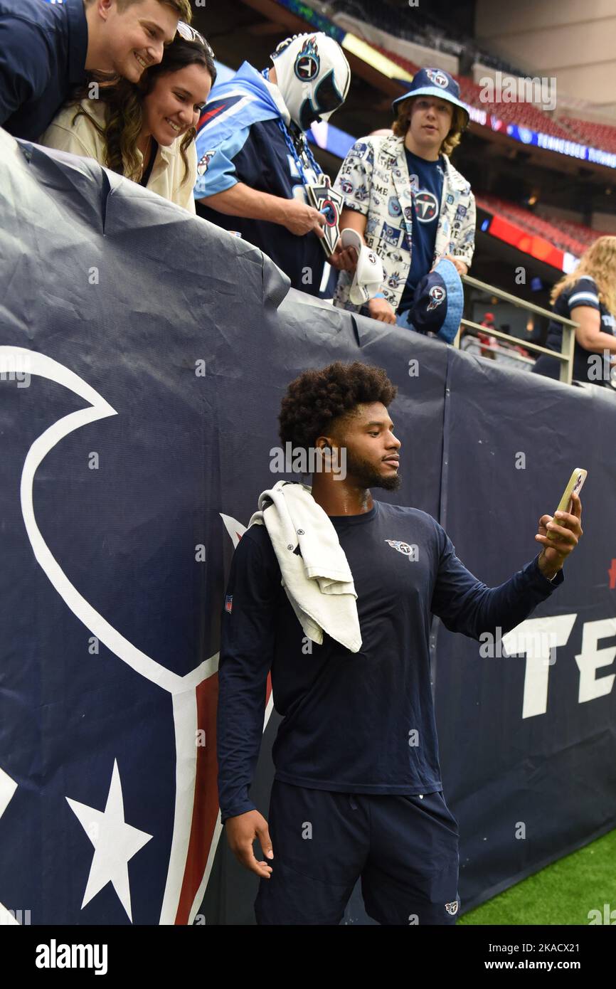 Tennessee Titans cornerback Kristian Fulton (26) ask a selfie for fans before the NFL Football Game between the Tennessee Titans and the Houston Texan Stock Photo