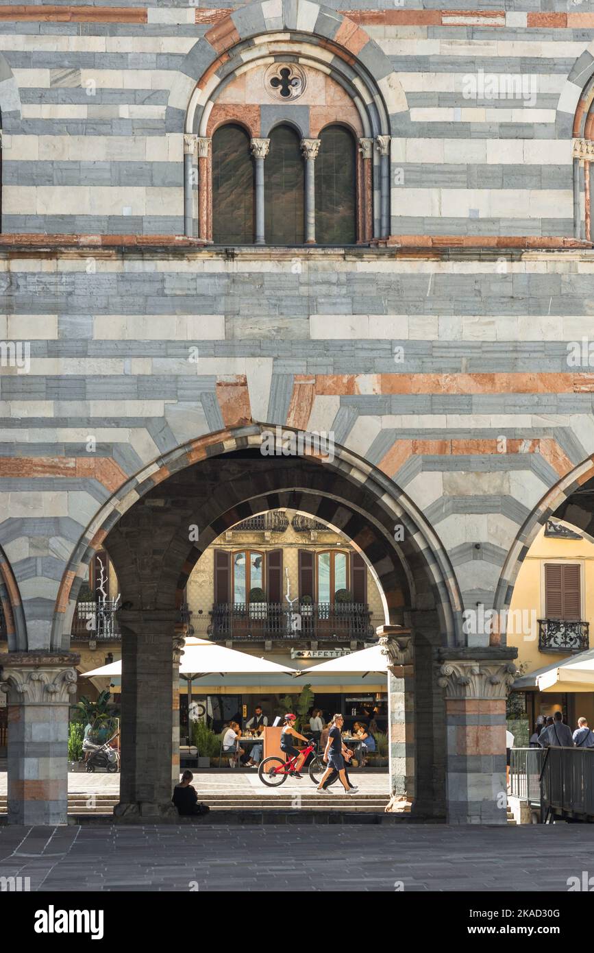 Como Broletto, view of the arches of the Broletto, a former Renaissance era law court, sited in the historic center of the city of Como, Italy Stock Photo