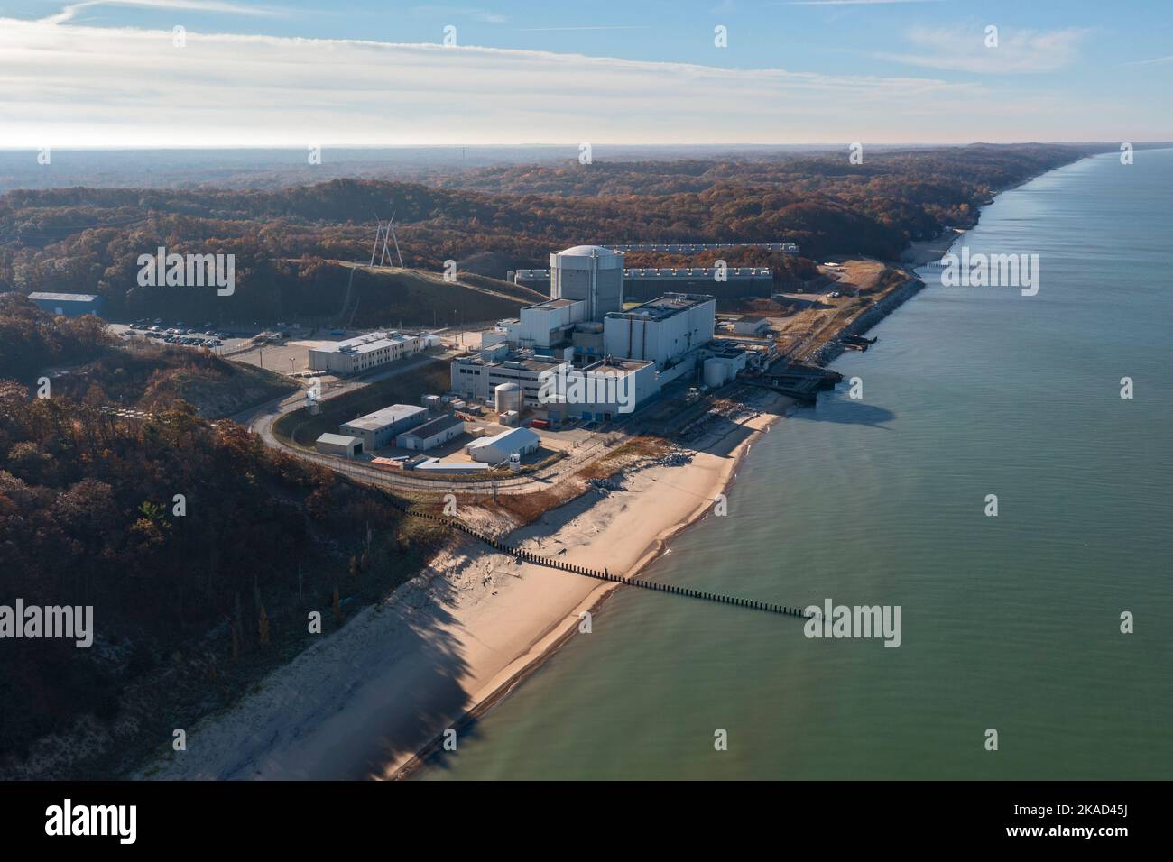 South Haven, Michigan - The Palisades nuclear power plant on the shore of Lake Michigan. The reactor was shut down for decommissioning in May 2022. Bu Stock Photo