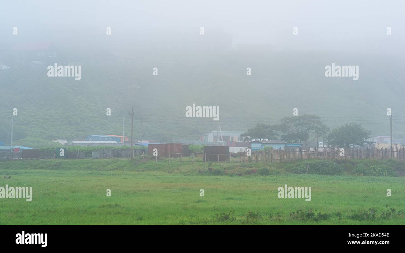 Fog and barns hi-res stock photography and images - Alamy
