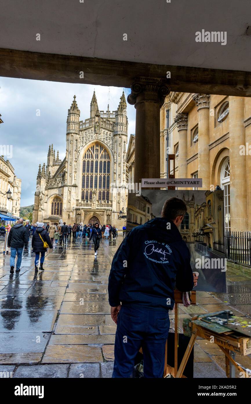 An artist works on his painting of Bath Abbey in Bath, Somerset, England, UK Stock Photo