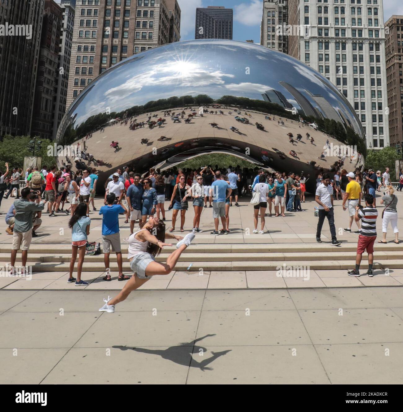 Millenium park plaza chicago hi-res stock photography and images - Alamy