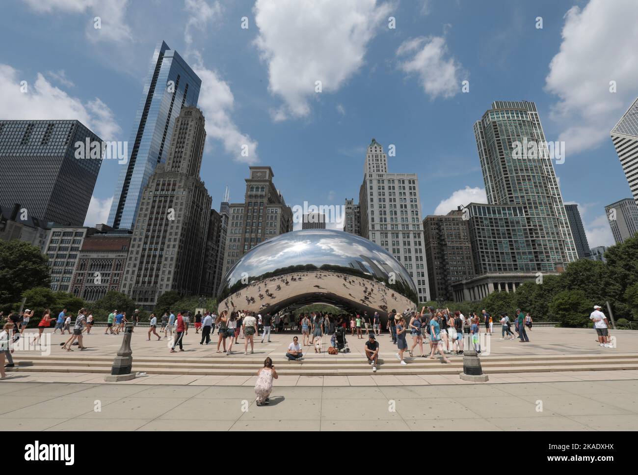 Millenium park plaza chicago hi-res stock photography and images - Alamy
