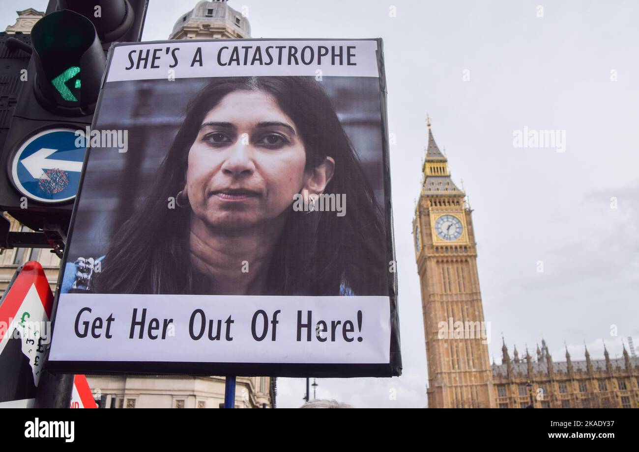 London, UK. 2nd November 2022. A protester holds a placard calling for the removal of Home Secretary Suella Braverman. Protesters gathered outside Parliament as Rishi Sunak faced Prime Minister's Questions. Credit: Vuk Valcic/Alamy Live News Stock Photo