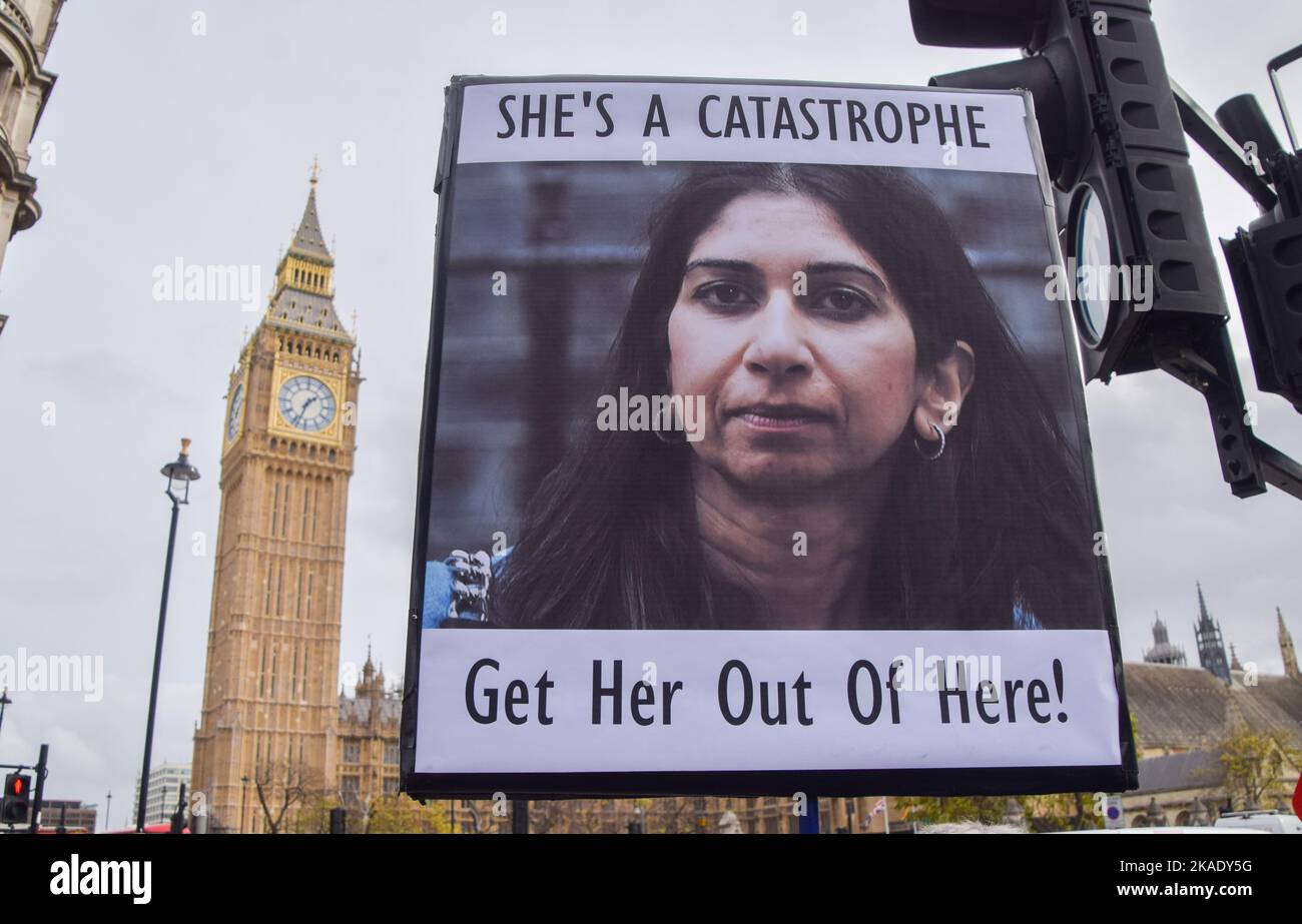 London, UK. 2nd November 2022. A protester holds a placard calling for the removal of Home Secretary Suella Braverman. Protesters gathered outside Parliament as Rishi Sunak faced Prime Minister's Questions. Credit: Vuk Valcic/Alamy Live News Stock Photo