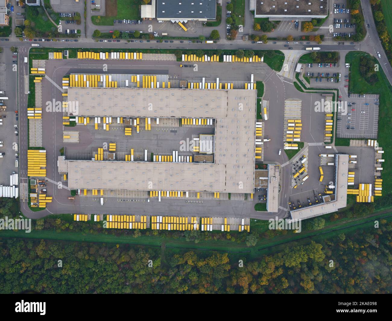 VERTICAL AERIAL VIEW. Distribution center of the German postal service (Deutsche Post AG) in the city of Bruchsal. Baden-Württemberg, Germany. Stock Photo