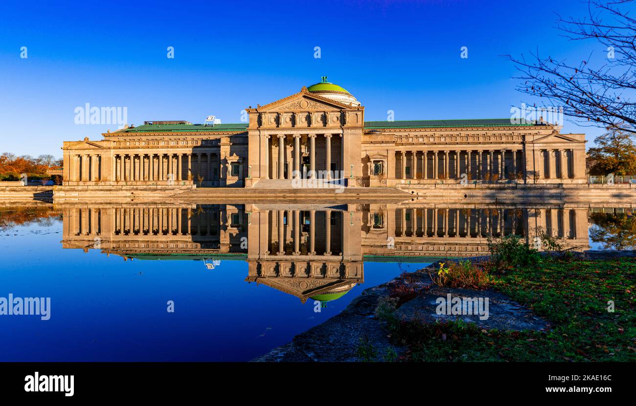 Mus Il Museum of Science and Industry, located in Chicago, Illinois with water ...