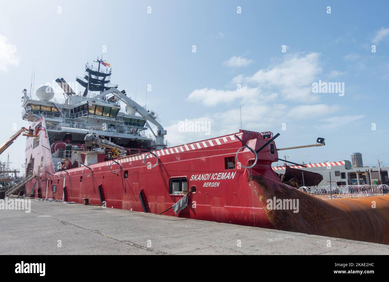 Skandi Iceman, tug, offshore supply ship having razor/barbed wire ...