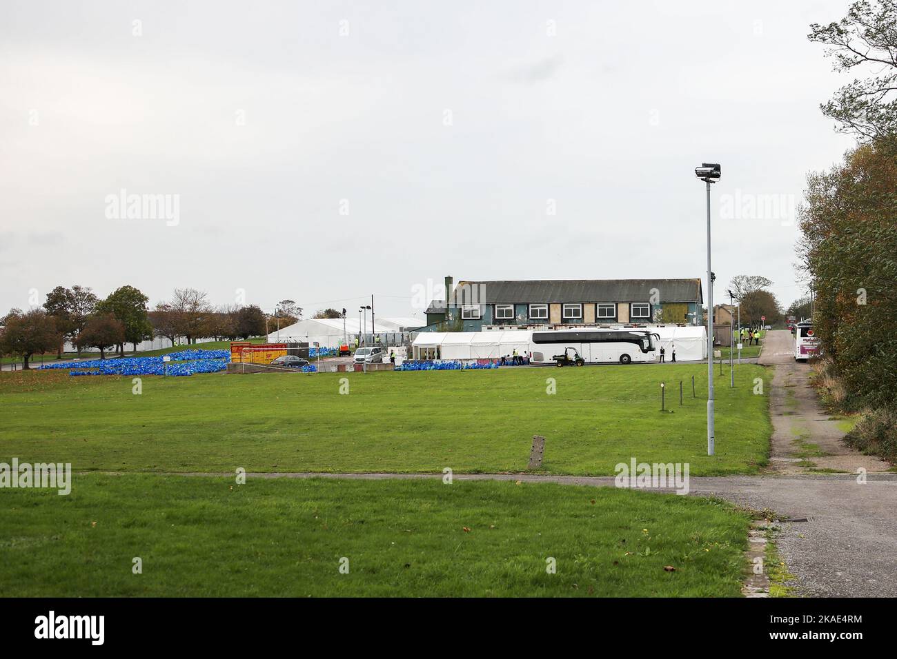 Manston Migrant centre, Kent. Migrants loaded onto waiting coaches to take away and lessen numbers, after government scandal of overcrowding and inhumane conditions found 4000 people held there, as opposed to the supposed 1600 maximum. And now outbreak of Diphtheria has hit the centre due to conditions inside Stock Photo