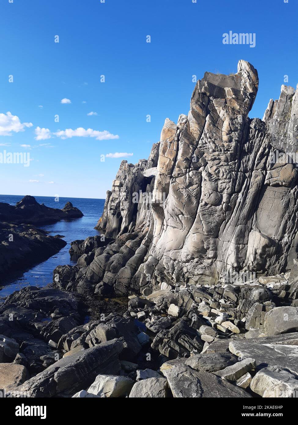 Summer ocean with rocky cliffs hi-res stock photography and images - Alamy