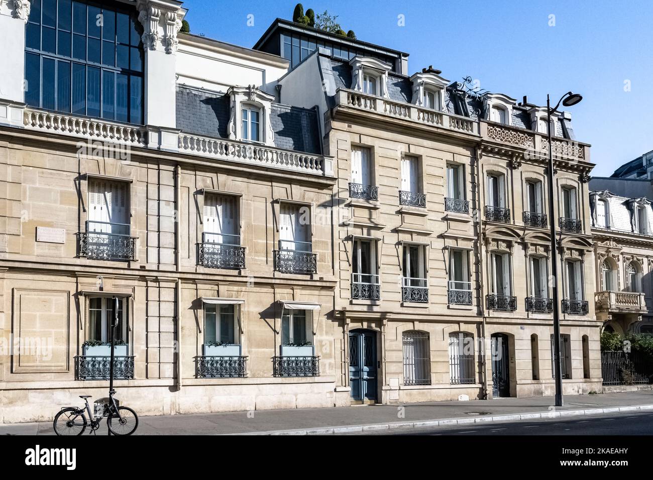 paris-beautiful-buildingrue-de-prony-in-a-luxury-district-stock-photo