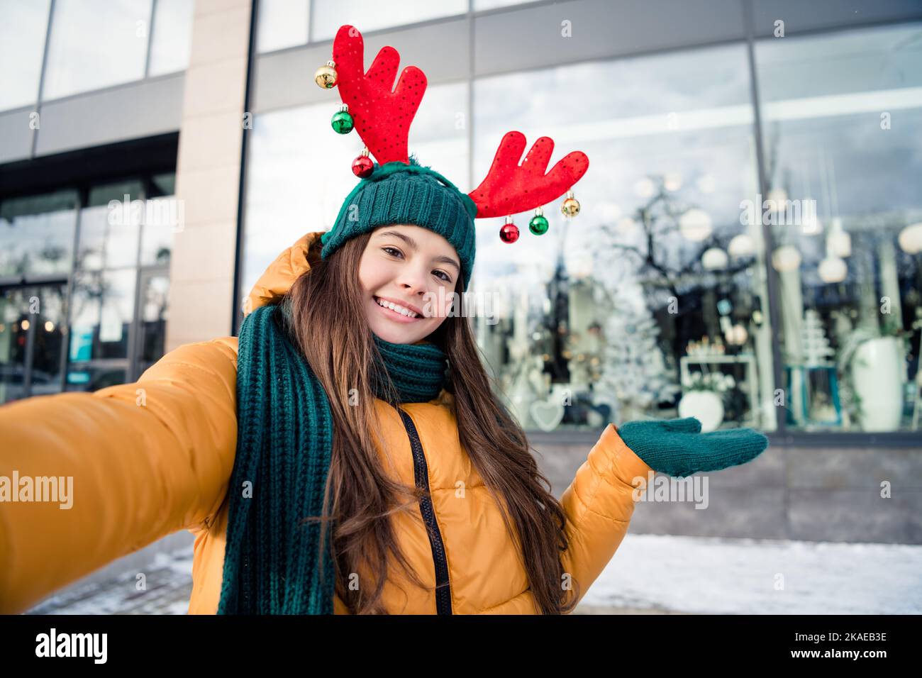 Deer casual walk hi-res stock photography and images - Alamy