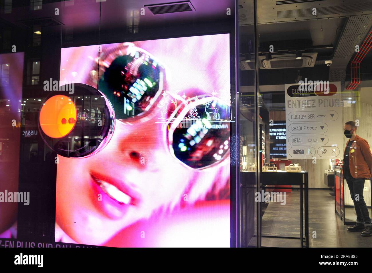 FRANCE. PARIS (75) 1ST DISTRICT. RUE DE RIVOLI STREET. THE NEW RAY BAN STORE WITH A VIDEO SCREEN VERY ENERGISANT ON THE WINDOW Stock Photo