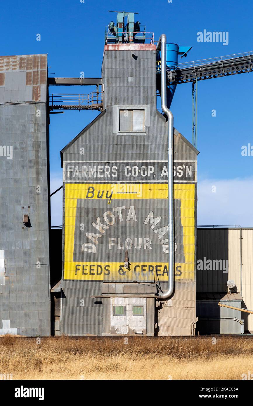 An old grain elevator in Cleveland, North Dakota with a faded advertisement for Dakota Maid Flour. Dakota Maid Flour is produced at the State Mill Stock Photo