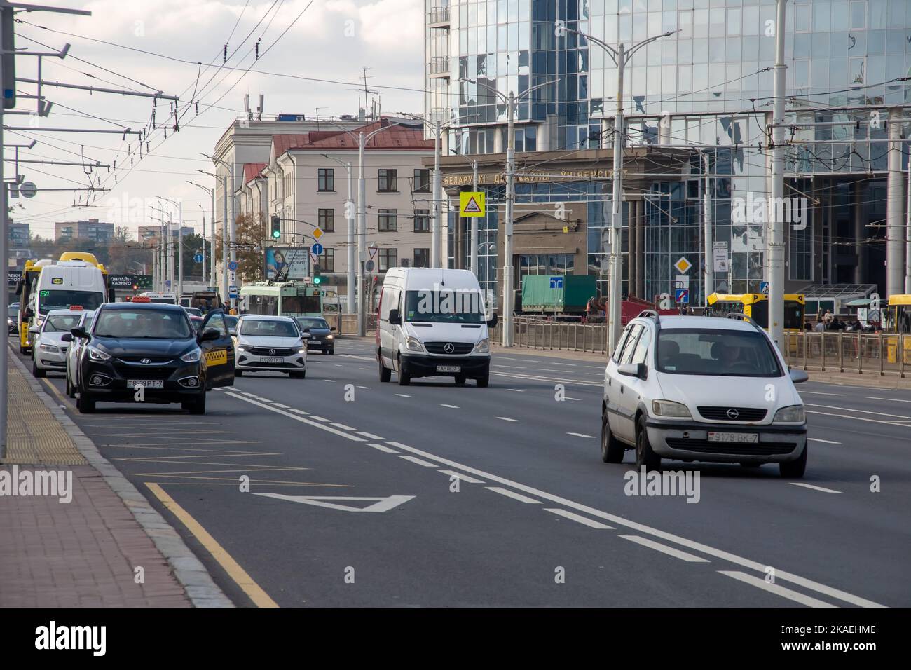 Belarus, Minsk - 30 september, 2022: Cars on the road sunset Stock