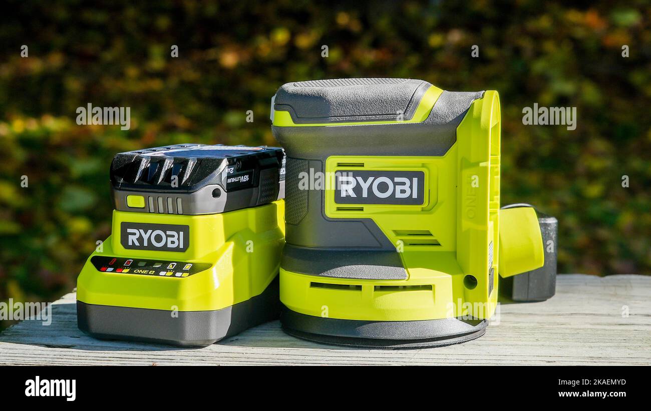 Ryobi 3/8 cordless electric drill showing a closeup of 3-jawed