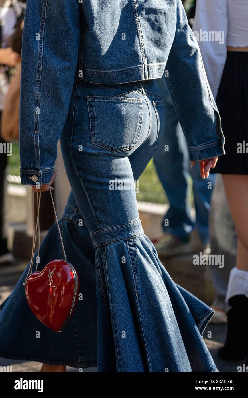 Lily Allen has her hands full carrying large Yves Saint Laurent shopping  bags while out on a shopping spree at Sloane Street Stock Photo - Alamy