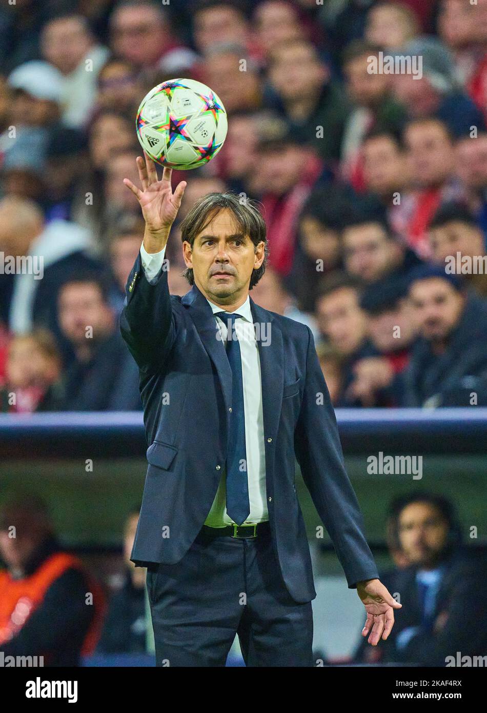 Munich, Germany. 01st Nov, 2022. Simone Inzaghi Inter Mailand head coach, trainer, in the match FC BAYERN MUENCHEN - INTER MAILAND 2-0 of football UEFA Champions League, group stage, group C, match day, in season 2022/2023 in Munich, Nov 1, 2022. Gruppenphase, FCB Credit: Peter Schatz/Alamy Live News Stock Photo