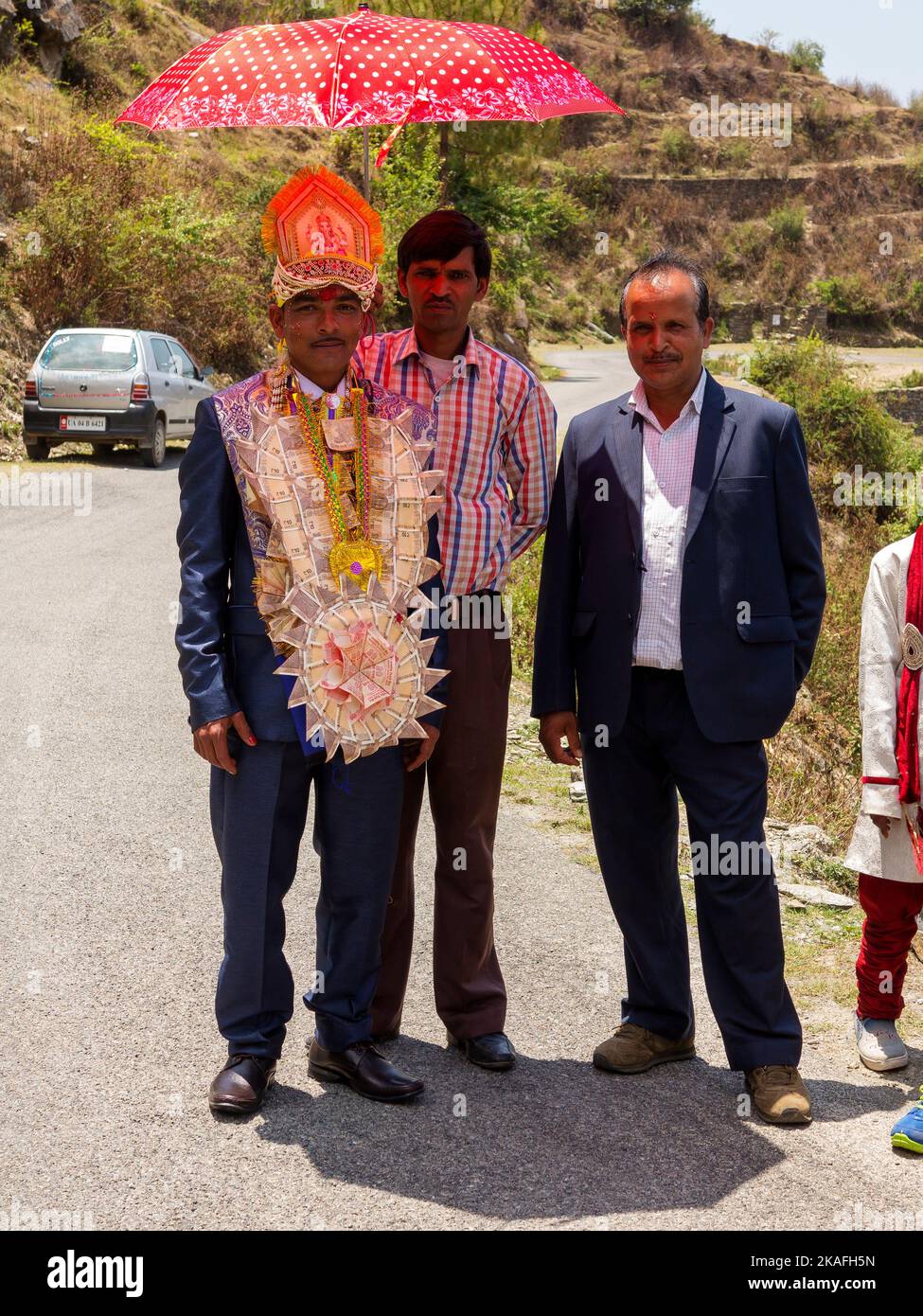 Indian wedding on the road at Adhora village on the Nandhour Valley, Uttarakhand, India Stock Photo