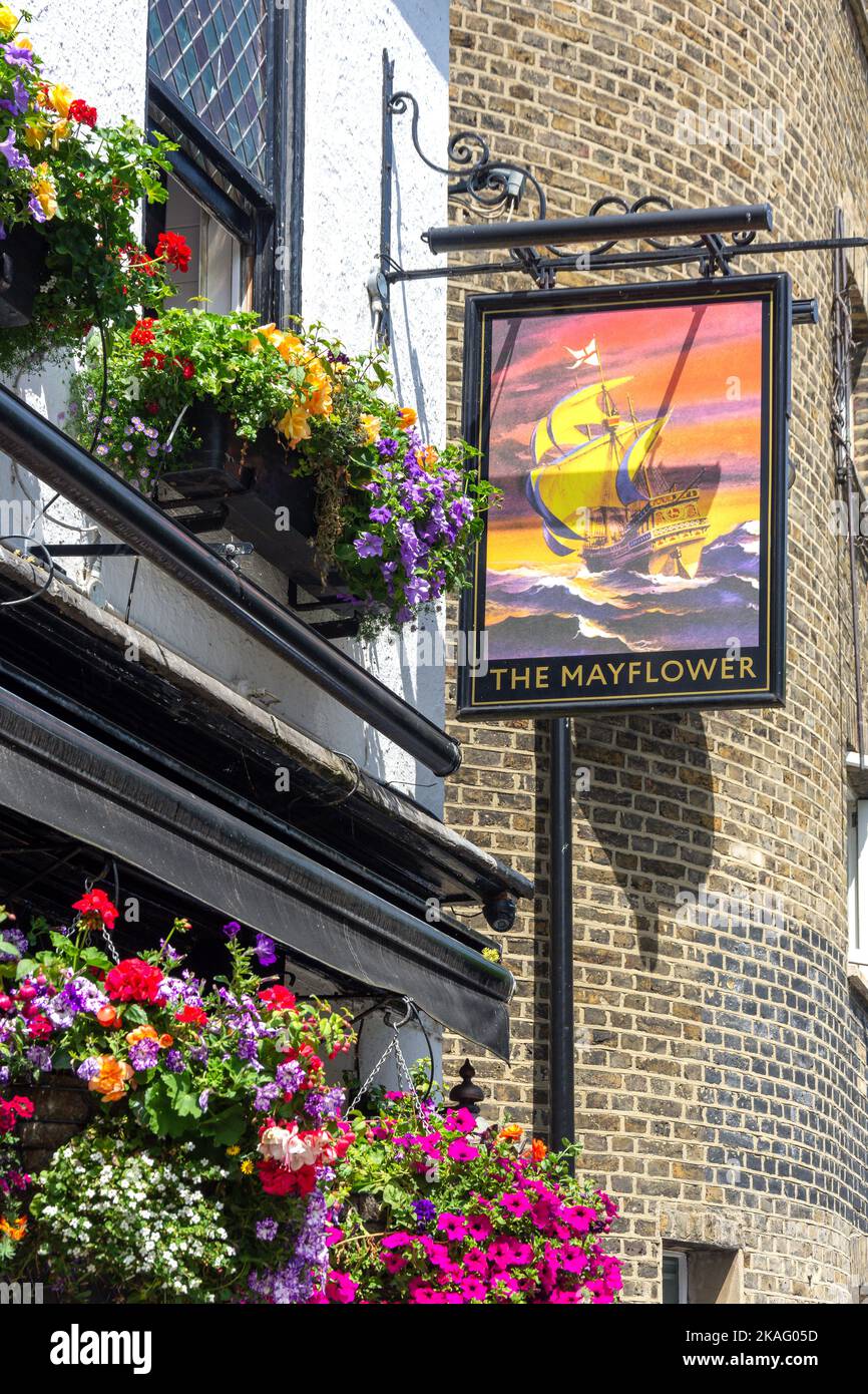 16th Century The Mayflower Pub sign, Rotherhithe Street, Rotherhithe, The London Borough of Southwark, Greater London, England, United Kingdom Stock Photo