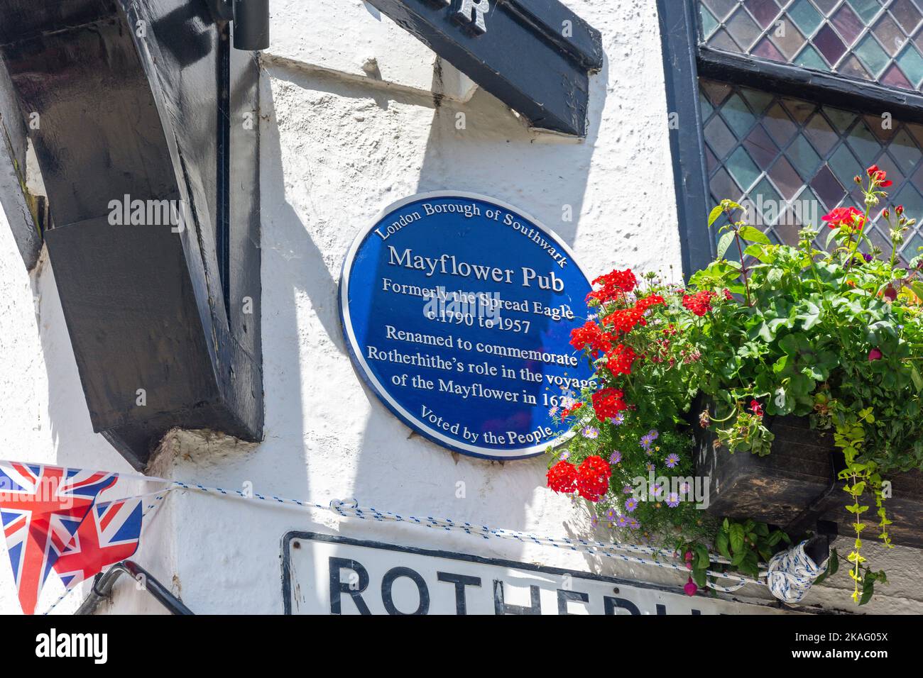 Blue plaque on 16th Century The Mayflower Pub, Rotherhithe Street, Rotherhithe, London Borough of Southwark, Greater London, England, United Kingdom Stock Photo