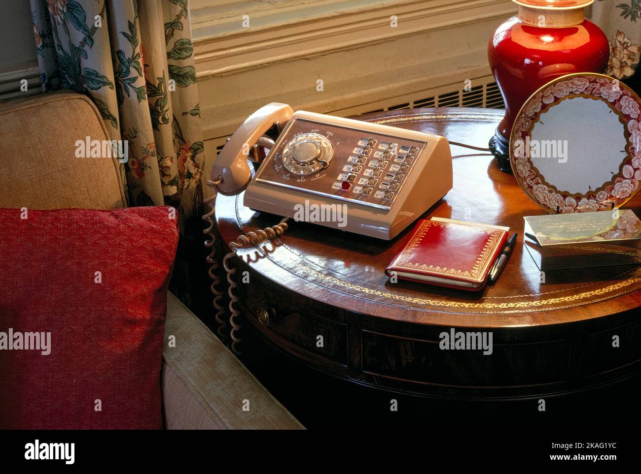 Telephone on End Table, Gracie Mansion, New York City, New York, USA, Toni Frissell Collection, May 1969 Stock Photo