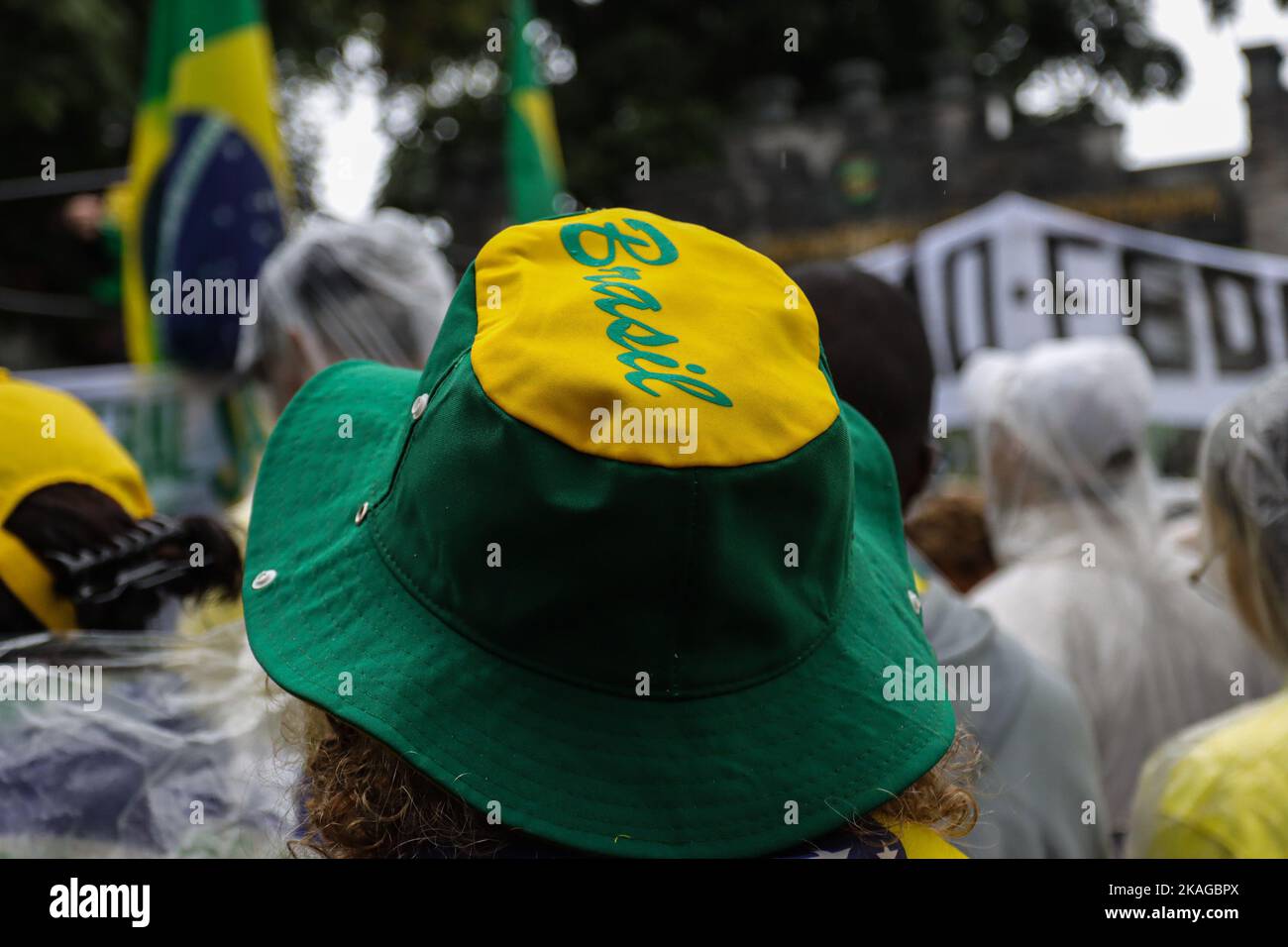 Belo Horizonte, Minas Gerais, Brazil. 2nd Nov, 2022. Supporters of President Jair Bolsonaro of the Liberal Party (PL) protest in front of the Brazilian Army barracks in Belo Horizonte, Minas Gerais, Brazil, calling for military intervention over the outcome of the presidential election, where Luiz InÃ¡cio Lula da Silva, from the Workers' Party (PT) was elected on October 30th. (Credit Image: © Rodney Costa/ZUMA Press Wire) Credit: ZUMA Press, Inc./Alamy Live News Stock Photo