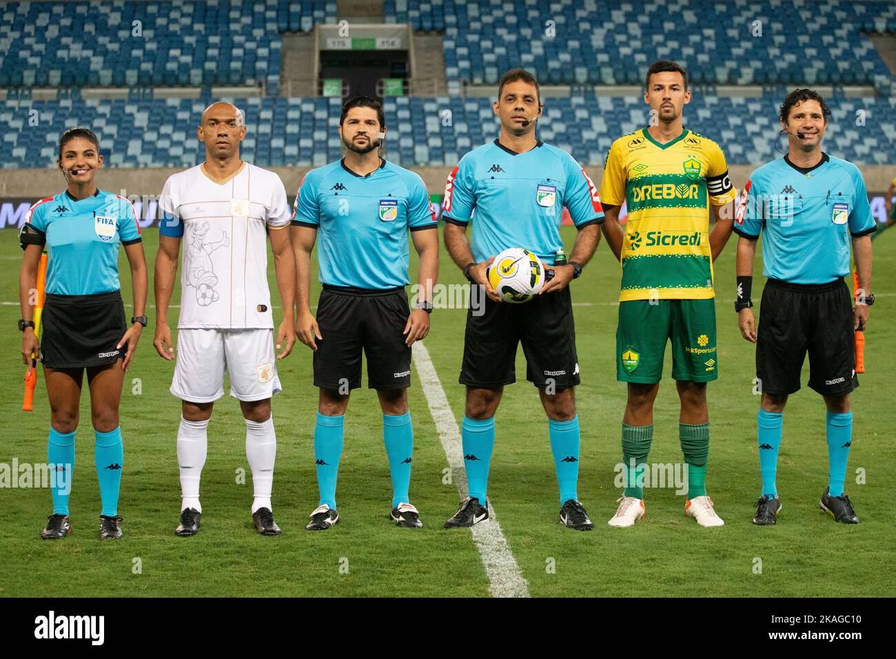 Cuiaba, Brazil. 02nd Nov, 2022. MT - Cuiaba - 11/02/2022 - COPA VERDE 2022, CUIABA X BRASILIENSE - Players from Cuiaba and Brasiliense pose for photos next to the referee before the match at the Arena Pantanal stadium for the Copa Verde 2022 championship. Photo: Gil Gomes/AGIF/Sipa USA Credit: Sipa USA/Alamy Live News Stock Photo