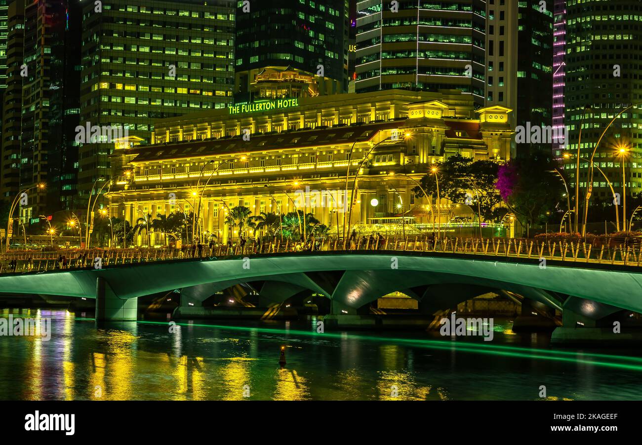 The Fullerton hotel behind Esplande Bridge at night Stock Photo Alamy